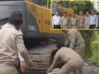 Đang chụp ảnh, quan chức Thái Lan bị máy xô ngã, chèn lên chân